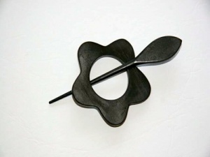 Pollika Daisy Shawl Pin - Black